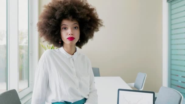 Portret Van Zakenvrouw Met Afro Haar Kantoor — Stockvideo