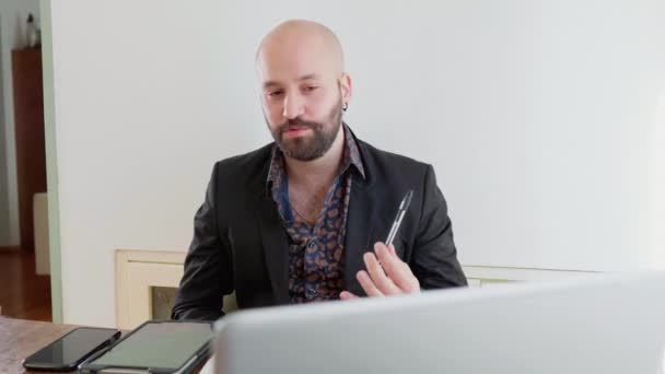 Hombre Teniendo Videollamada Casa — Vídeos de Stock