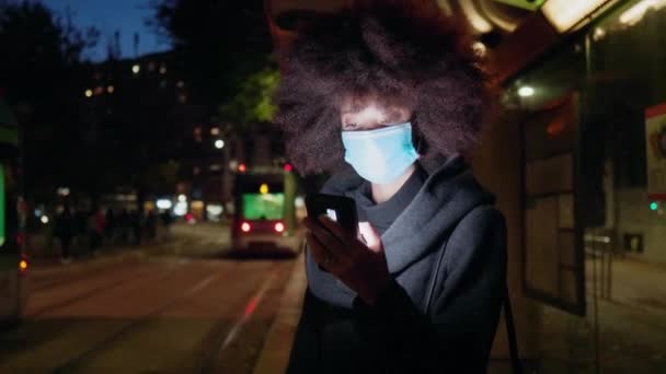 Mujer Con Máscara Facial Usando Smartphone Ciudad Por Noche — Vídeos de Stock