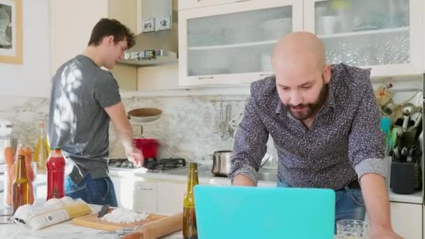Δύο Άντρες Μαγειρεύουν Και Έχουν Βιντεοκλήση Στην Κουζίνα — Αρχείο Βίντεο