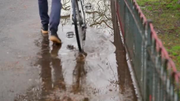 Uomo Con Bicicletta Riflessa Nella Pozzanghera Londra Regno Unito — Video Stock