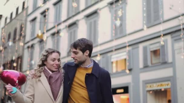 Coppia Con Palloncino Forma Cuore Passeggiando Nel Centro Storico Firenze — Video Stock