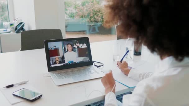 Empresária Sentada Frente Laptop Tendo Videochamada — Vídeo de Stock