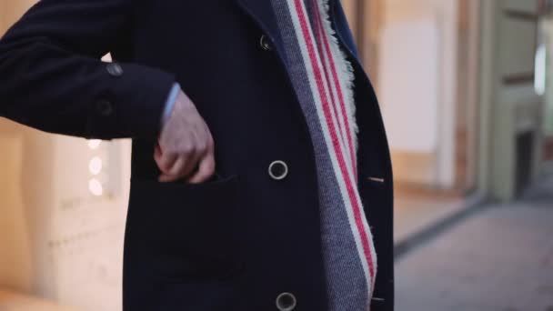 一个拿着智能手机站在人行道上的男人 意大利佛罗伦萨 — 图库视频影像