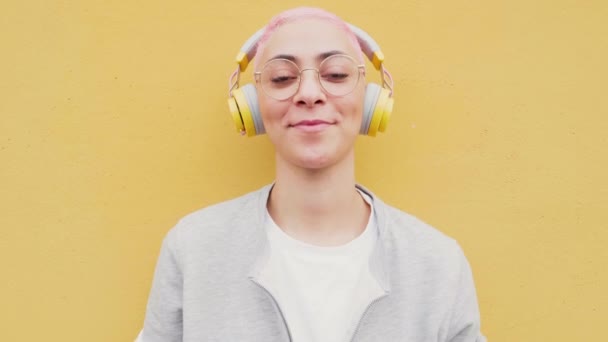 Kulaklıkları Duvara Dayalı Genç Bir Kadının Portresi — Stok video