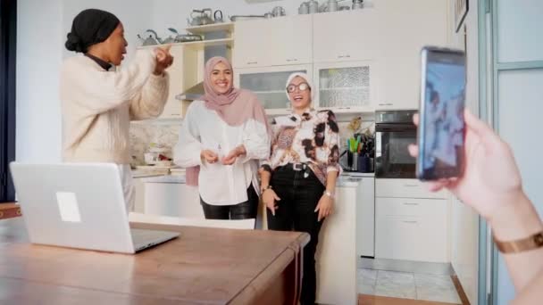 Mulheres Usando Laptop Telefone Cozinha — Vídeo de Stock