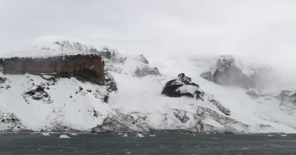 白雪覆盖着高山和大海 布朗悬崖 南极洲 — 图库视频影像