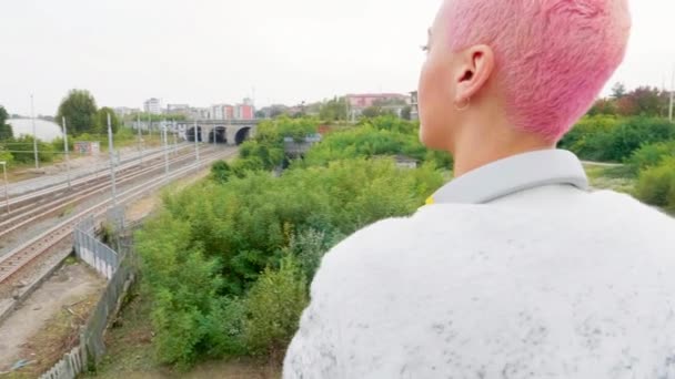 Jeune Femme Debout Sur Pont Sur Une Voie Ferrée — Video