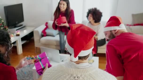 Amigos Abren Regalos Navidad Sala Estar — Vídeo de stock