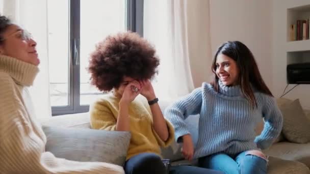 Three Friends Sitting Sofa Talking Laughing — Stock Video