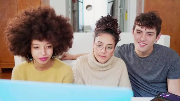 Tres Jóvenes Amigos Que Tienen Videollamada — Vídeo de stock