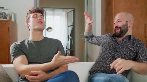 Twee Mannen Die Bank Zitten High Five Geven Praten — Stockvideo