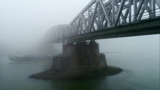 霧の中で橋の下を通過するバージ Zaltbommel Gelderland オランダ — ストック動画