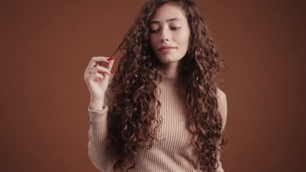 Retrato Estudio Mujer Joven Con Pelo Largo Rizado — Vídeo de stock