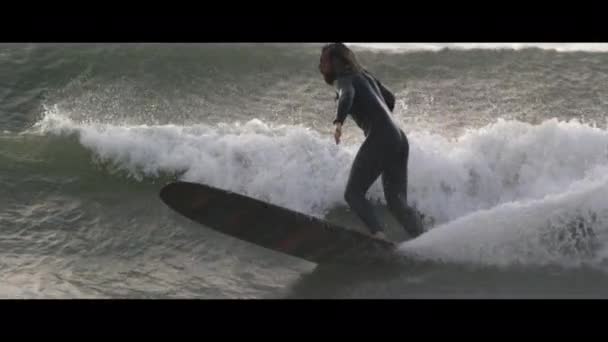 Deniz Dalgasında Sörf Yapan Bir Adam Kuzey Devon Devon Ngiltere — Stok video