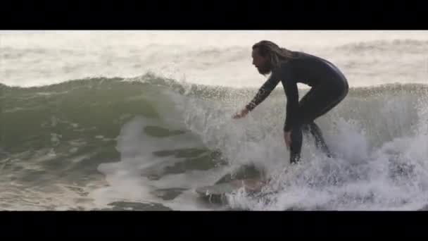 Man Som Surfar Havsvåg North Devon Devon Förenade Kungariket — Stockvideo