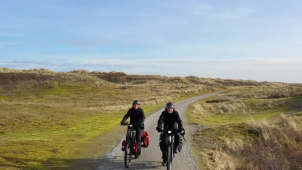 Man Och Kvinna Rider Cyklar Grusväg — Stockvideo