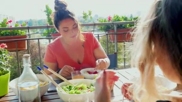 Drei Junge Frauen Beim Mittagessen Auf Der Terrasse — Stockvideo