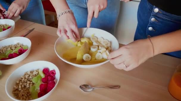 Tre Unga Kvinnor Tillagar Fruktsallad Köket — Stockvideo