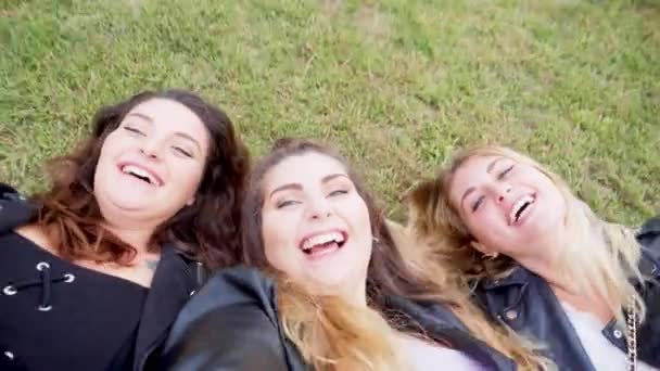 Portret Trzech Uśmiechniętych Kobiet Trawniku — Wideo stockowe