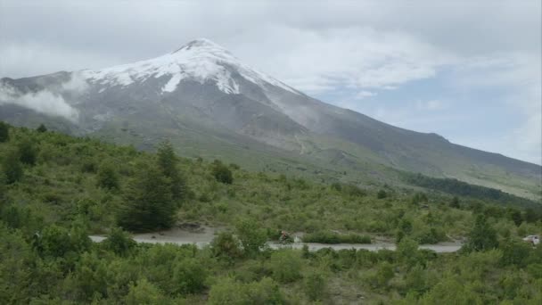 Pessoa Andando Bicicleta Perto Montanha Coberta Neve Chile — Vídeo de Stock