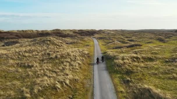 Man Och Kvinna Rider Cyklar Grusväg — Stockvideo