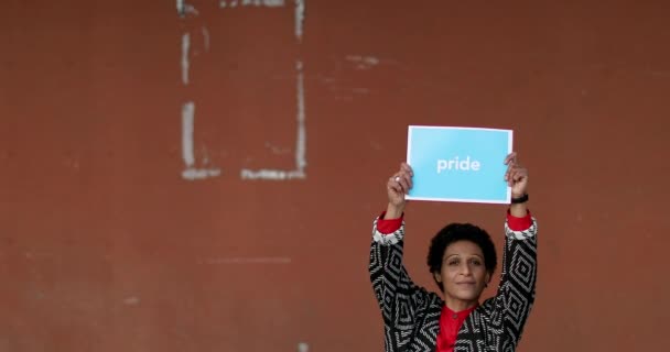 Πορτρέτο Της Γυναίκας Που Κρατά Την Επιγραφή Pride Pistoia Τοσκάνη — Αρχείο Βίντεο