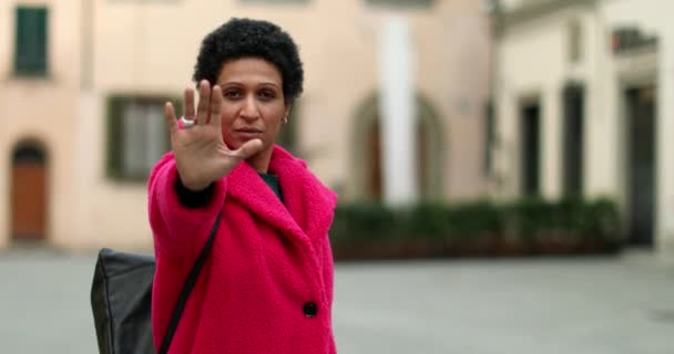 Retrato Una Mujer Haciendo Gesto Stop Pistoia Toscana Italia — Vídeos de Stock