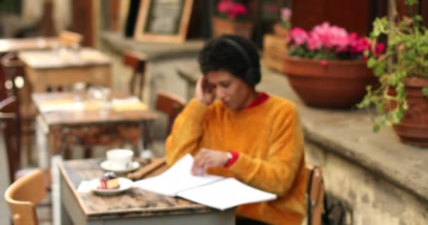 Femme Avec Écouteurs Assis Dans Café Extérieur Pistoia Toscane Italie — Video