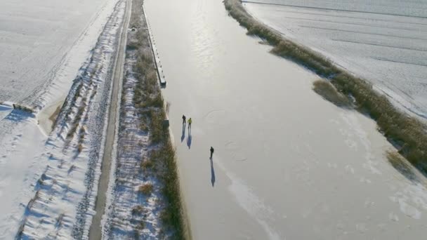 Nsanlar Donmuş Nehirde Buz Pateni Yapıyor Broek Friesland Hollanda — Stok video
