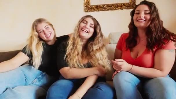 Tre Giovani Donne Sorridenti Parlando Con Macchina Fotografica — Video Stock