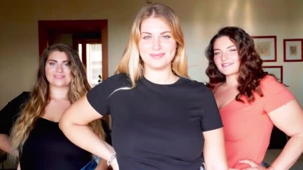 Porträtt Tre Unga Kvinnor Hemmet — Stockvideo