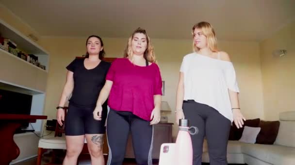 Tiga Wanita Muda Menari Rumah — Stok Video