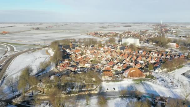 Město a pole pokryté sněhem. Sloten, Friesland, Nizozemsko