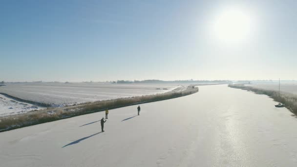 Ludzie Jeżdżą Łyżwach Zamarzniętej Rzece Broek Friesland Holandia — Wideo stockowe