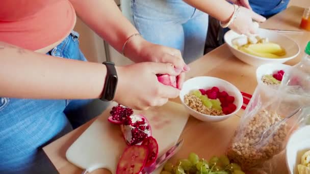 Tre Unga Kvinnor Tillagar Fruktsallad Köket — Stockvideo