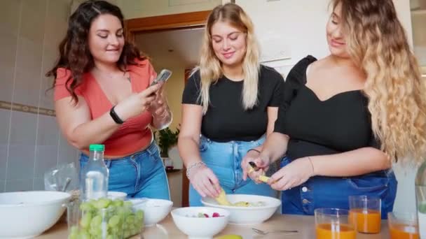 Tres Mujeres Jóvenes Preparando Ensalada Frutas Cocina — Vídeos de Stock