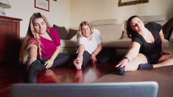 Tres Mujeres Jóvenes Que Estiran Casa Delante Computadora Portátil — Vídeo de stock