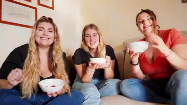 Três Jovens Mulheres Sorrindo Para Câmera Comendo Salada Frutas Tigelas — Vídeo de Stock