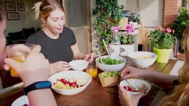 Tres Mujeres Jóvenes Almorzando Terraza — Vídeos de Stock