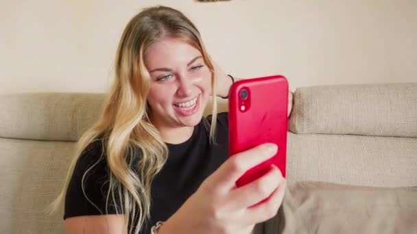Sonriente Rubia Mujer Teniendo Videollamada — Vídeos de Stock