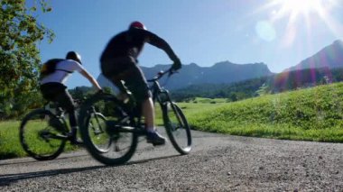 İtalya 'da Alta Badia' da bisiklet süren üç kişinin dikiz görüntüsü