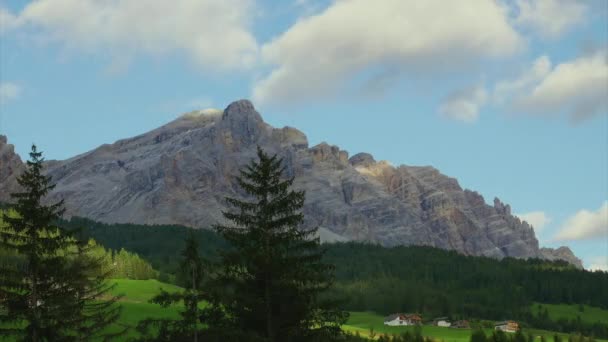 Mraky Valí Nad Horskou Krajinou Alta Badia Itálie — Stock video