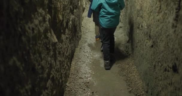 Mujer Niños Corredor Piedra Ciudad Vieja Jerusalén Israel — Vídeo de stock