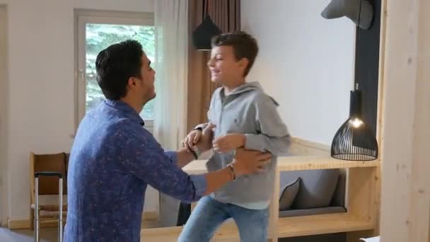 Vater Spielt Mit Sohn Hotelzimmer Alta Badia Italien — Stockvideo