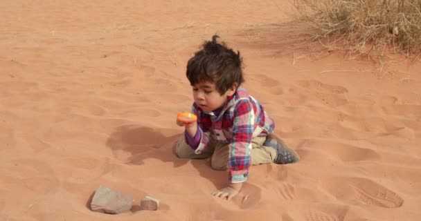 Chłopiec Bawiący Się Pustyni Pustynia Wadi Rum Prowincja Akaba Jordania — Wideo stockowe