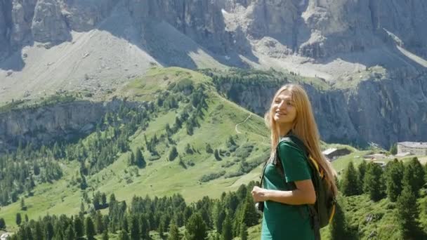 Porträt Einer Jungen Frau Der Berglandschaft Von Alta Badia Italien — Stockvideo