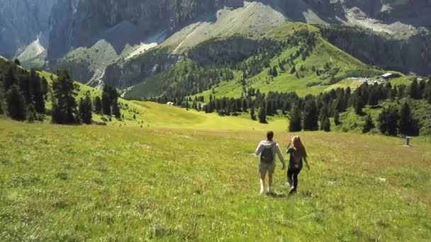 Muž Žena Turistika Horské Krajině Alta Badia Itálie — Stock video