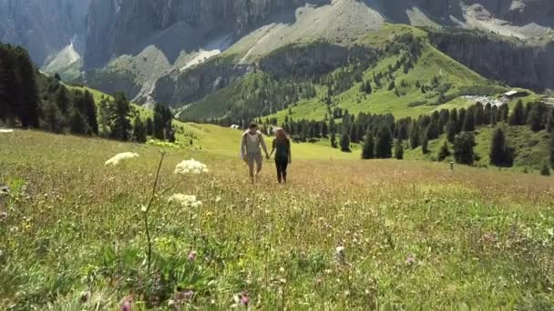 Muž Žena Turistika Horské Krajině Alta Badia Itálie — Stock video