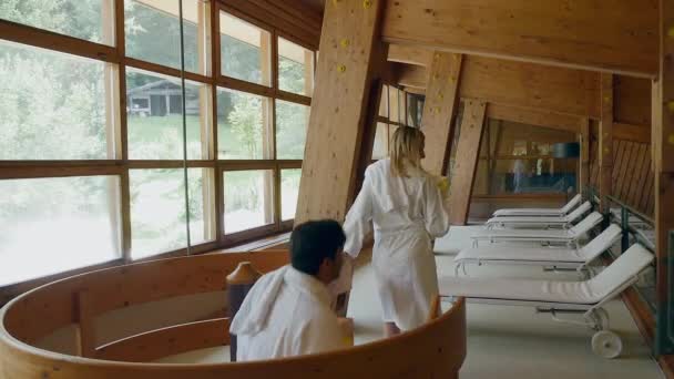 Paar Weißen Bademänteln Spa Resort Alta Badia Italien — Stockvideo